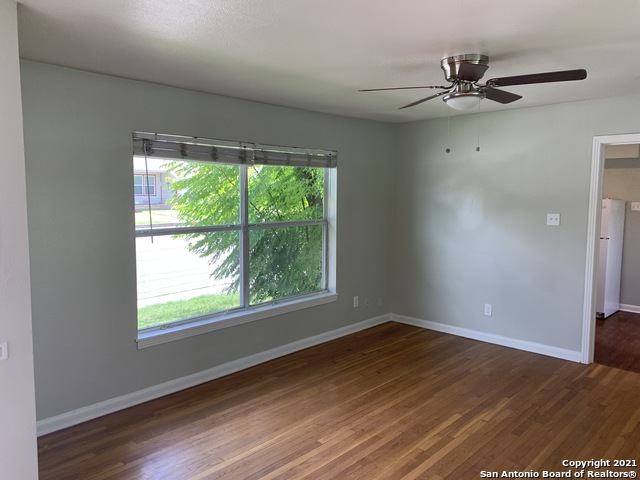 Listing photo id 3 for 111 Laddie Pl  A