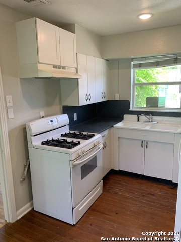 Listing photo id 5 for 111 Laddie Pl  A