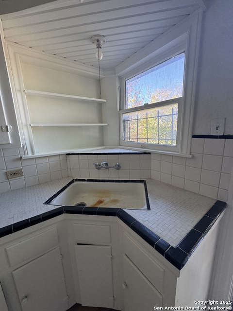 Image 19 of 36 For 401 Lynwood W