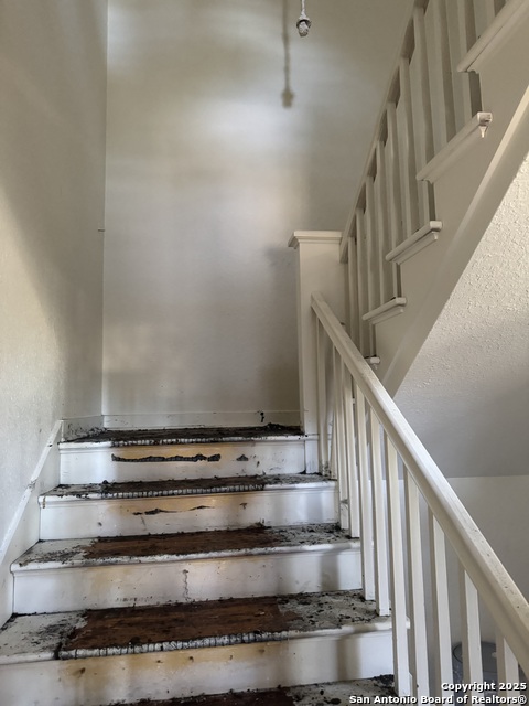 Image 2 of 36 For 401 Lynwood W