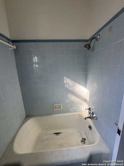 Image 23 of 36 For 401 Lynwood W