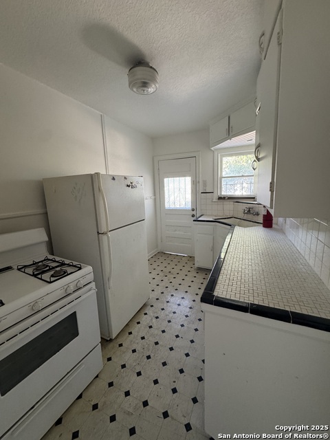 Image 28 of 36 For 401 Lynwood W