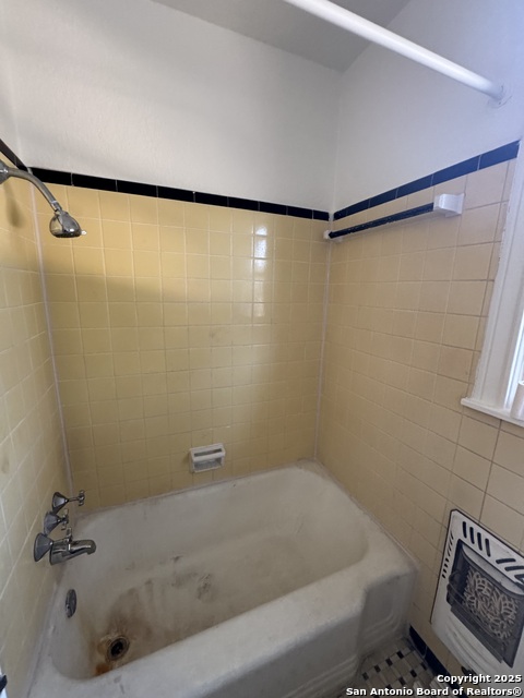 Image 32 of 36 For 401 Lynwood W