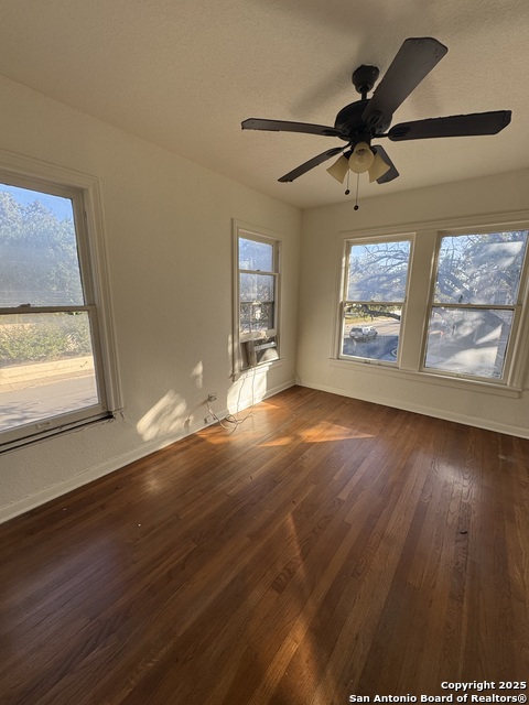 Image 33 of 36 For 401 Lynwood W