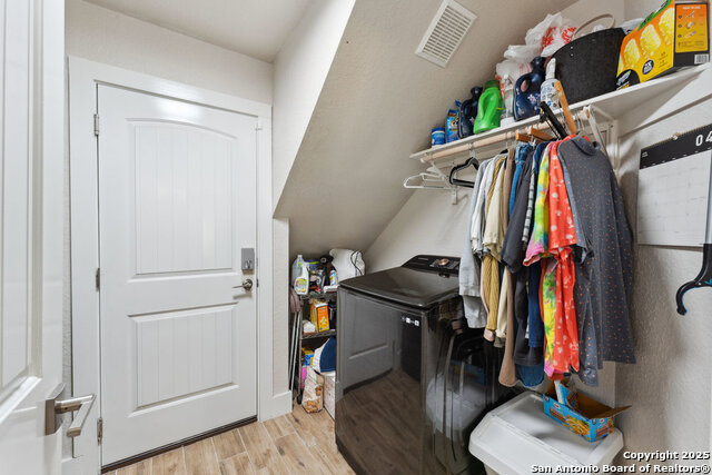 Image 18 of 65 For 2047 Thicket Trail Dr