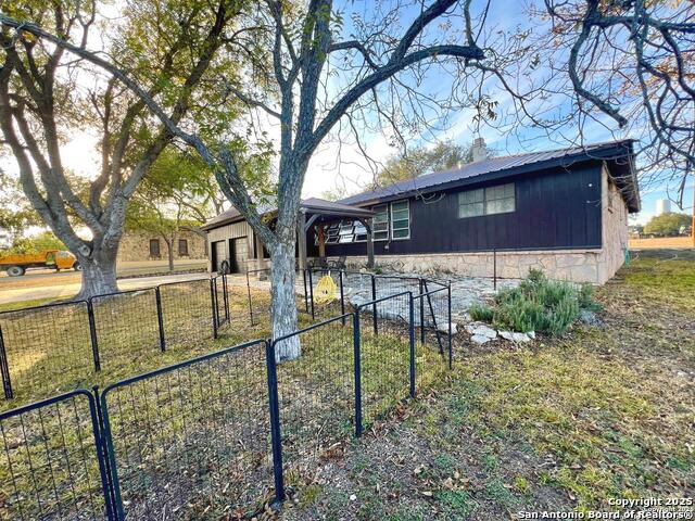 Image 26 of 46 For 433 Fort Clark Rd