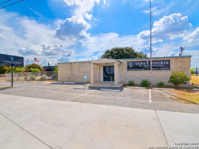 Listing photo id 5 for 8403 Loop 410 Sw