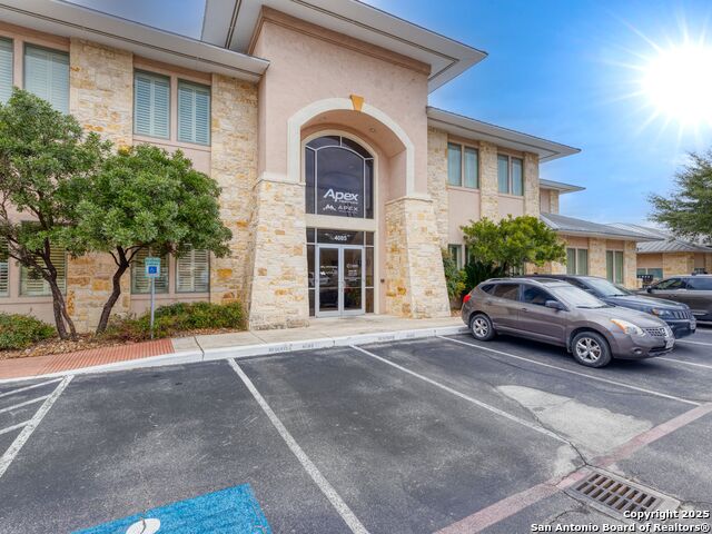 Listing photo id 5 for 4085 De Zavala