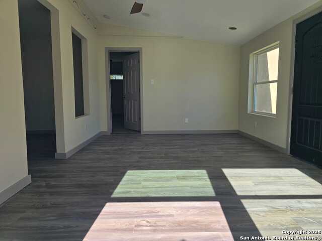 Listing photo id 34 for 501 Agarita W