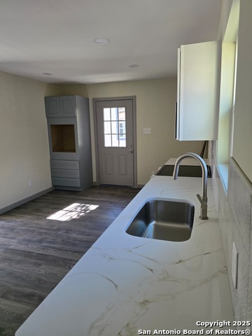 Listing photo id 41 for 501 Agarita W