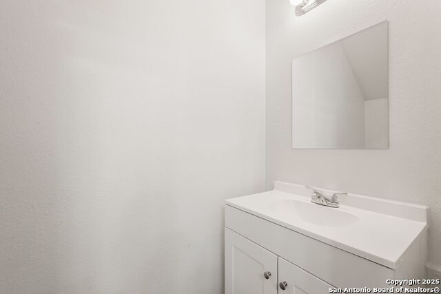 Image 5 of 18 For 8719 Wurzbach 302