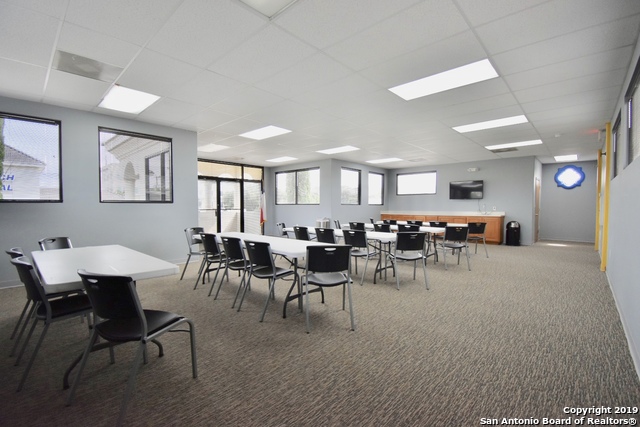 Listing photo id 3 for 18830 Stone Oak Pkwy  110