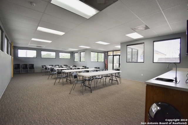 Listing photo id 4 for 18830 Stone Oak Pkwy  110