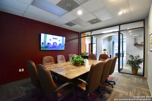 Listing photo id 5 for 18830 Stone Oak Pkwy  110