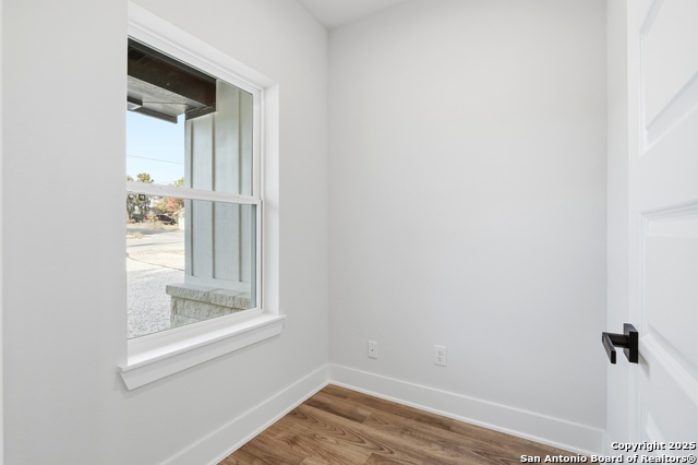 Listing photo id 13 for 1266 Highpoint Ln