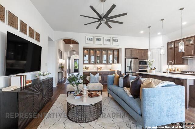 Listing photo id 1 for 255 White Oak