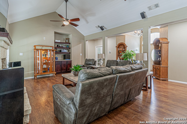 Image 8 of 96 For 323 Shannon Ridge Dr.