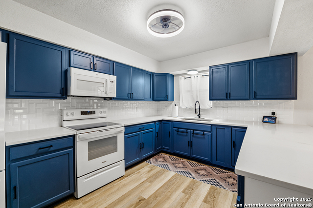 Listing photo id 12 for 1510 Periwinkle St