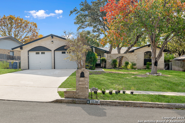 Listing photo id 0 for 1510 Periwinkle St