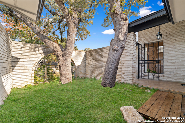 Listing photo id 2 for 1510 Periwinkle St