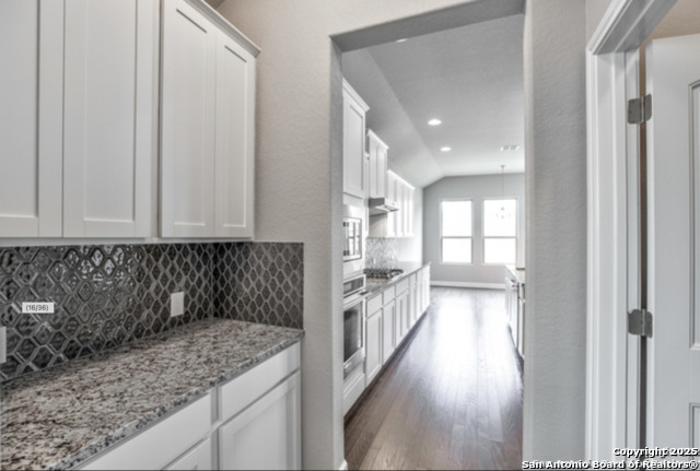 Listing photo id 14 for 622 Singing Creek