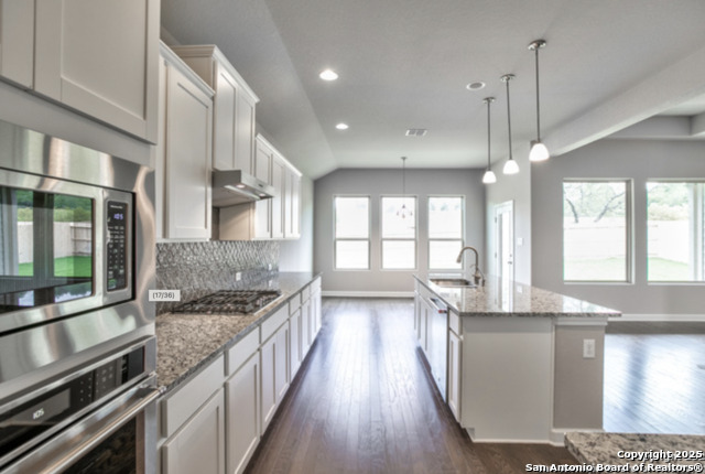 Listing photo id 15 for 622 Singing Creek