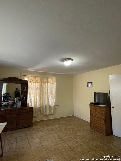 Image 15 of 21 For 1002 Menchaca