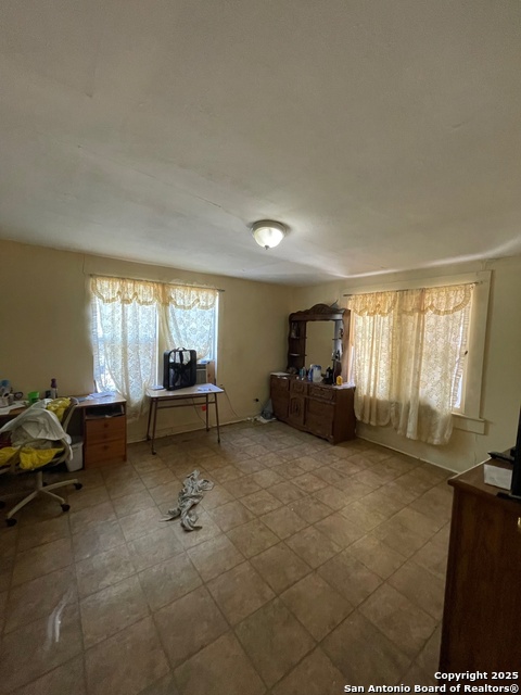 Image 5 of 21 For 1002 Menchaca