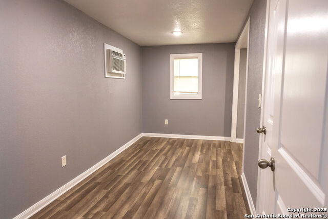 Listing photo id 11 for 5126 Sherry  