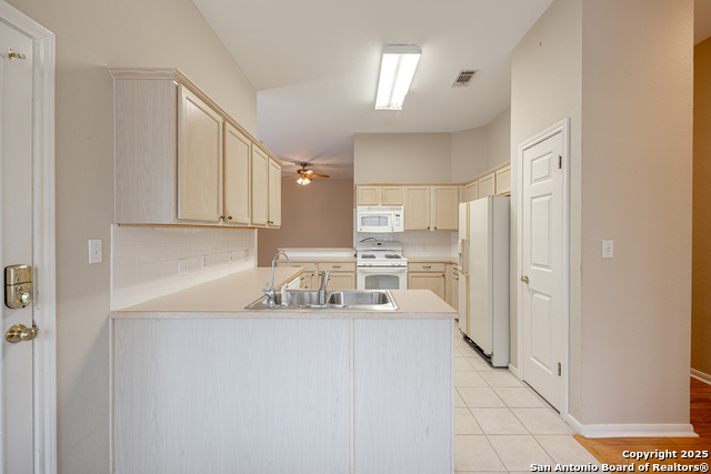 Listing photo id 15 for 303 Turtledove