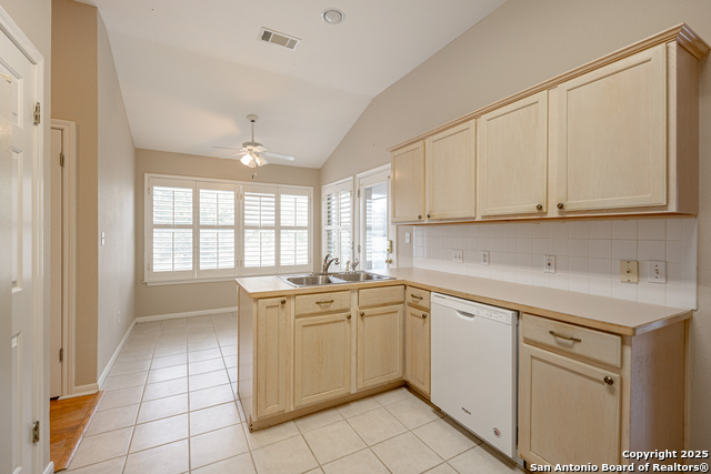 Listing photo id 17 for 303 Turtledove