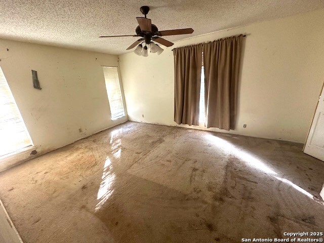 Listing photo id 9 for 28016 Windwood