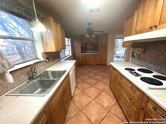 Listing photo id 4 for 28016 Windwood