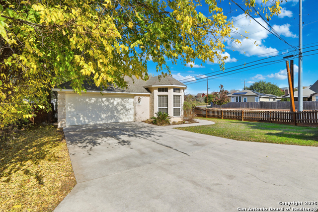 Listing photo id 2 for 1800 Pearce Court