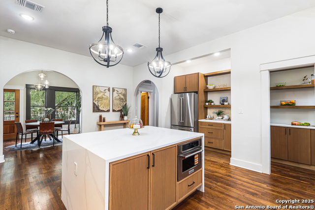 Image 14 of 55 For 339 Elsmere Pl W