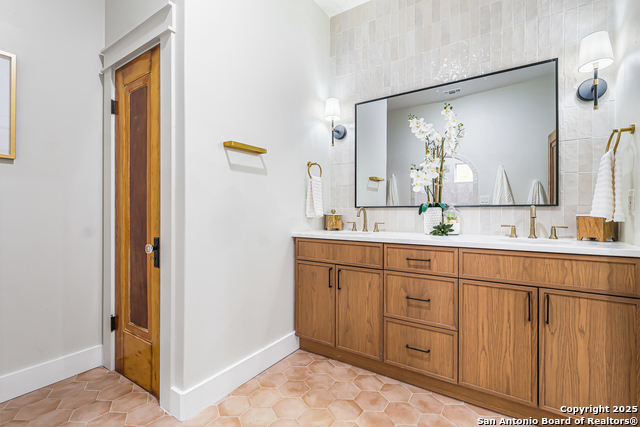 Image 24 of 55 For 339 Elsmere Pl W