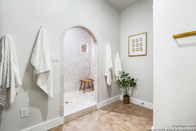 Image 26 of 55 For 339 Elsmere Pl W