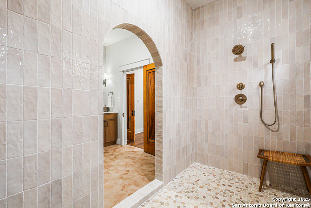 Image 27 of 55 For 339 Elsmere Pl W