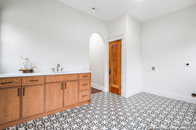 Image 35 of 55 For 339 Elsmere Pl W