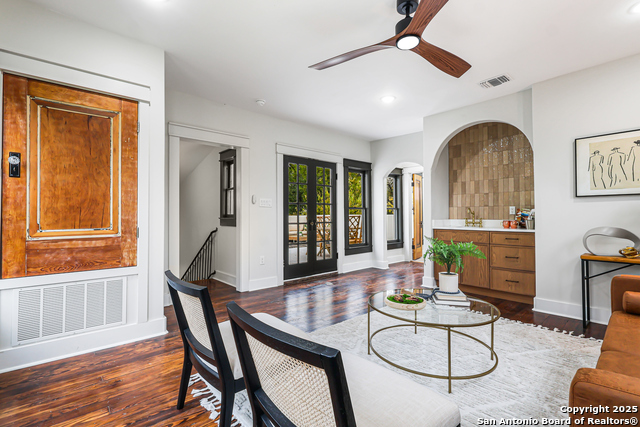 Image 37 of 55 For 339 Elsmere Pl W