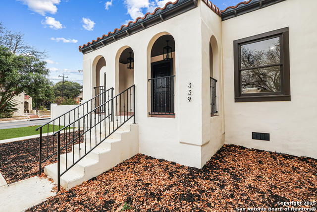 Image 4 of 55 For 339 Elsmere Pl W