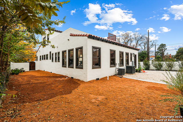 Image 45 of 55 For 339 Elsmere Pl W