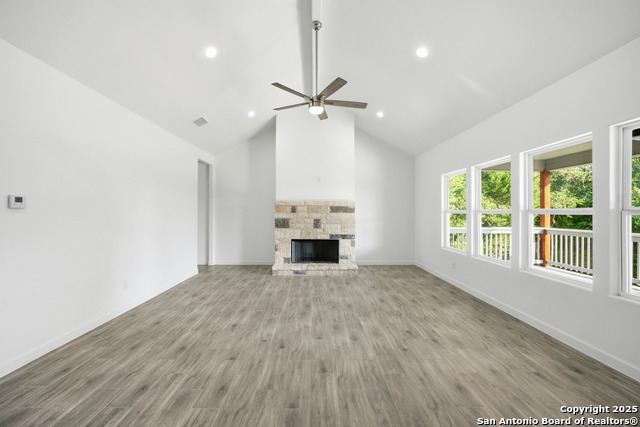 Image 14 of 41 For 207 Deer Oaks