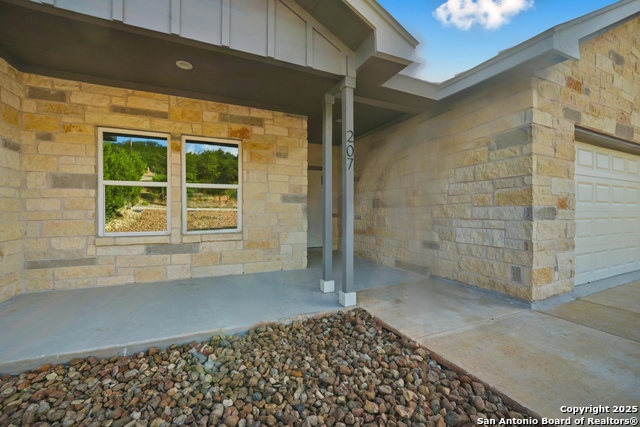 Image 2 of 41 For 207 Deer Oaks