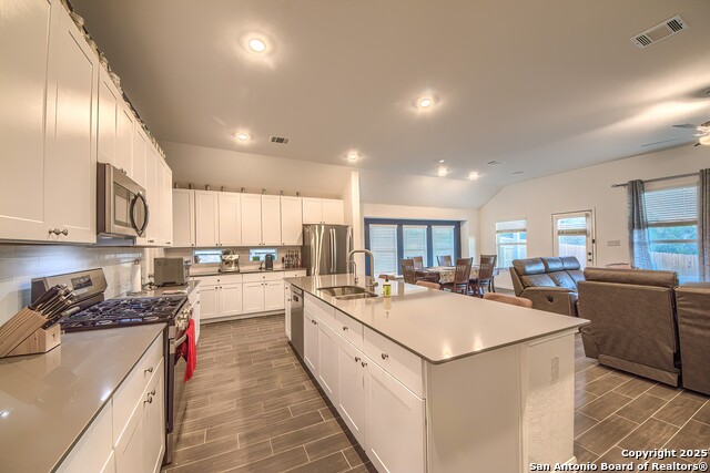 Listing photo id 14 for 6037 Cerulean