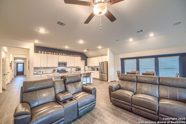 Listing photo id 16 for 6037 Cerulean