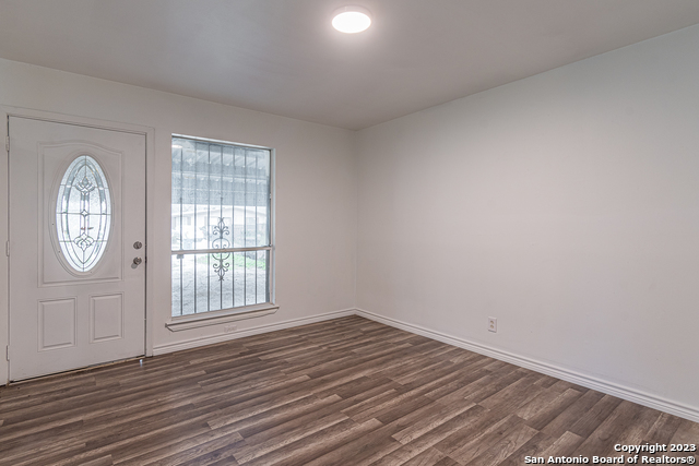 Image 4 of 20 For 6142 Lawn Valley