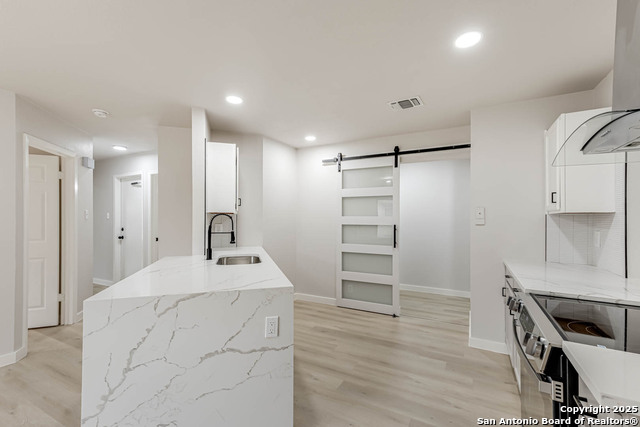 Listing photo id 8 for 6934 Country Elm