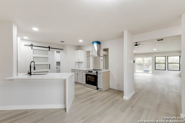 Listing photo id 12 for 6934 Country Elm