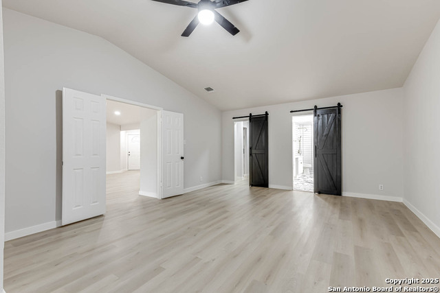 Listing photo id 15 for 6934 Country Elm